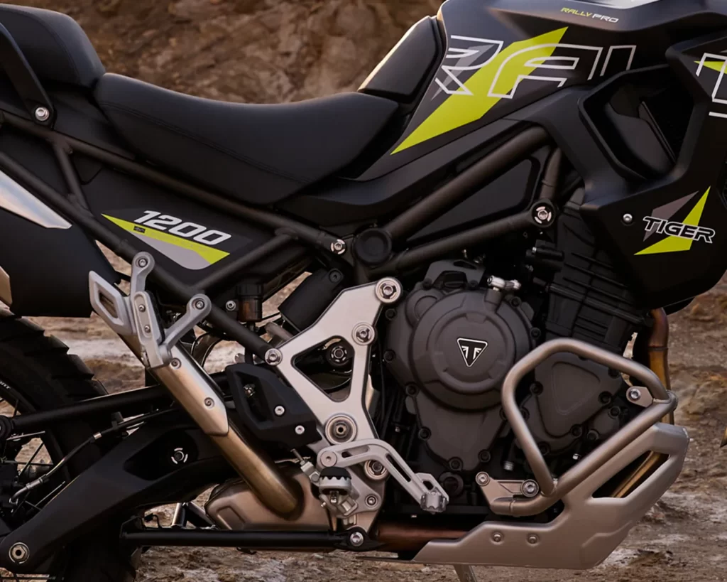 O motor tricilíndrico de 1.160 cc entrega 148 cv