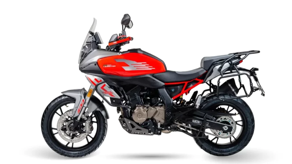 A SBM 600T é ideal para viagens longas, com tanque de 20 litros e ergonomia confortável.