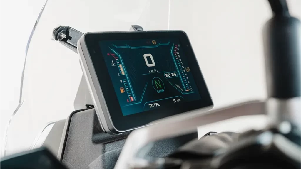 Painel TFT de 7 polegadas com espelhamento de smartphone: tecnologia de moto premium na SBM 600T.