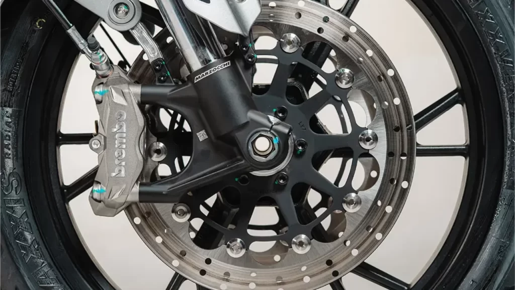 Suspensão Marzocchi e freios Brembo elevam o nível da big trail da Shineray em desempenho e segurança.