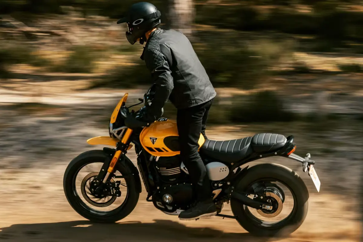 Nova Triumph Scrambler 400 XC em destaque com seu visual clássico e esportivo.
