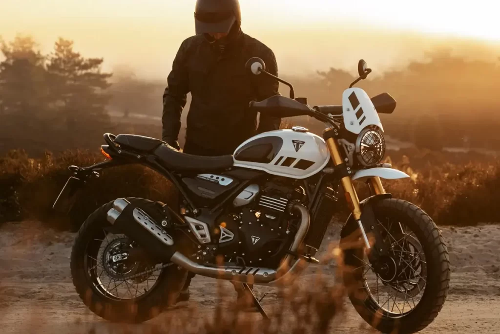 Design retrô da Scrambler 400 XC reforça a identidade clássica da Triumph