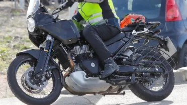 Perfil lateral destaca motor maior e proposta touring da Himalayan 750