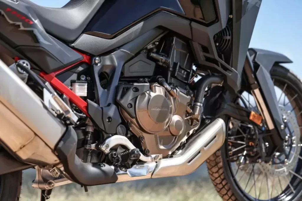 Câmbio DCT da Africa Twin 2026 oferece trocas rápidas e pilotagem mais suave.