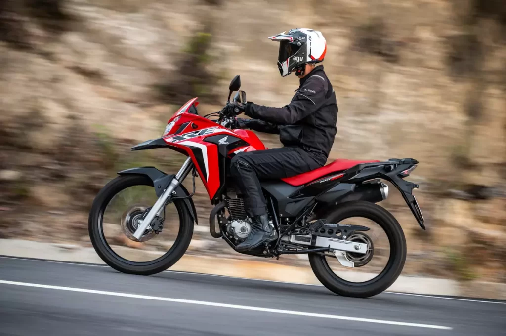 Motor 300cc entrega bom torque para uso urbano e estradas