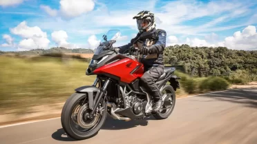 Honda NC750X 2026 evolui em ciclística, eletrônica e design na linha 2026