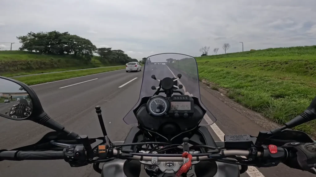 Tenere 660 - moto nadando menos