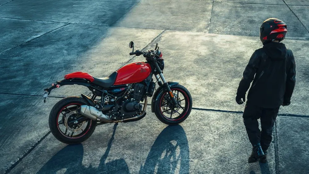 Royal Enfield Guerrilla 450 Apex versátil e estilosa