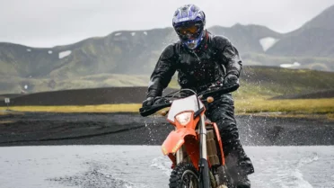 O mito da jaqueta impermeável: por que a capa de chuva antiga ainda vence na estrada?