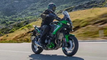Kawasaki Versys 900 2027 chega com motor da Z900 e tecnologia de radar; veja cores e detalhes
